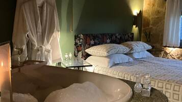 Een strijkplank/strijkijzer, wifi, beddengoed