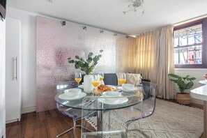 City appartement, 1 tweepersoonsbed met slaapbank, niet-roken | Dineren in de kamer