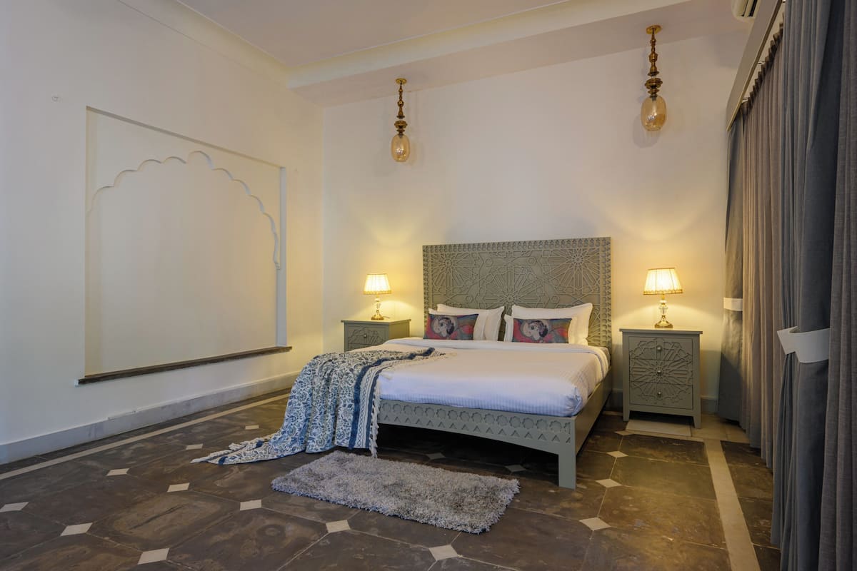 Verduisterende gordijnen, een strijkplank/strijkijzer, gratis wifi