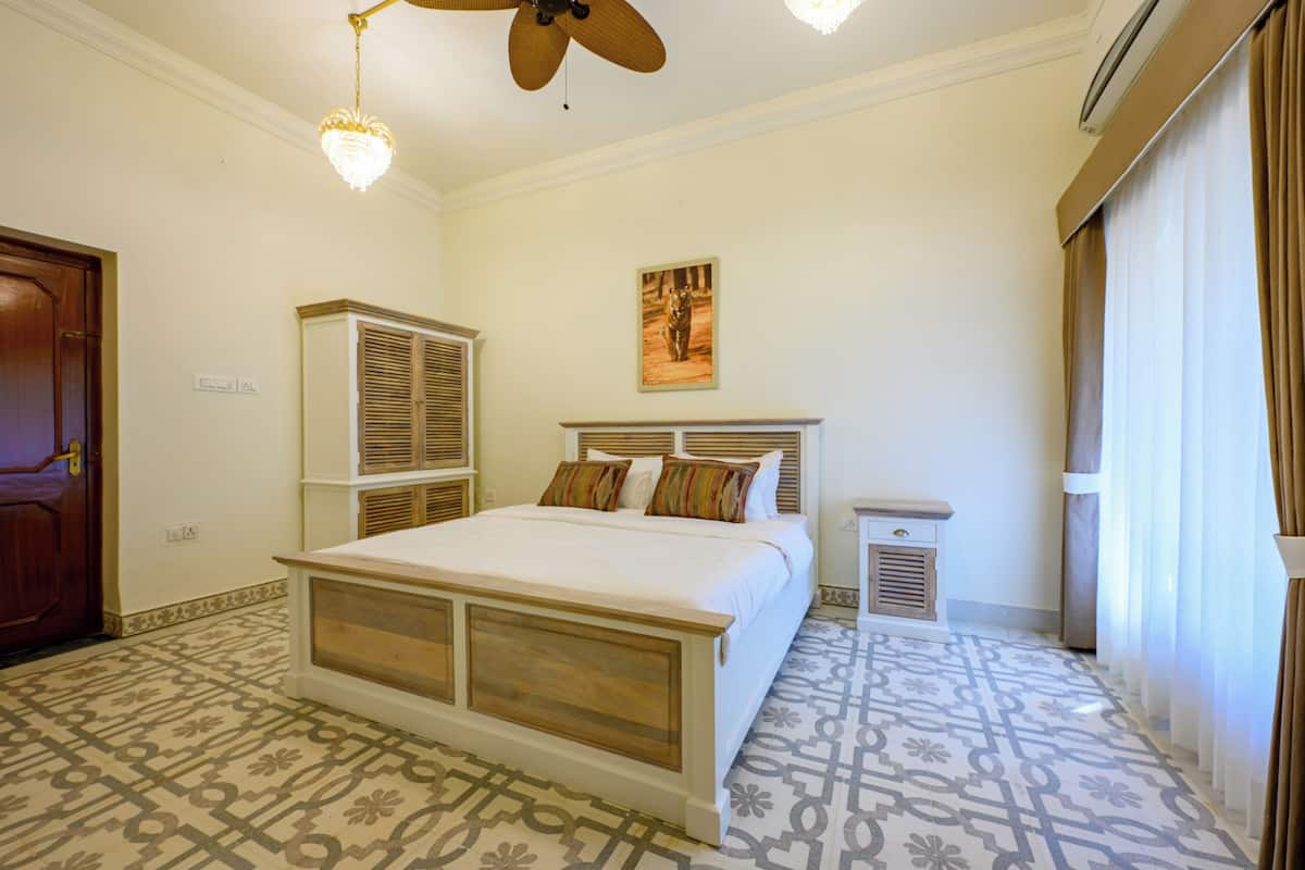 Blackout curtains, iron/ironing board, free WiFi