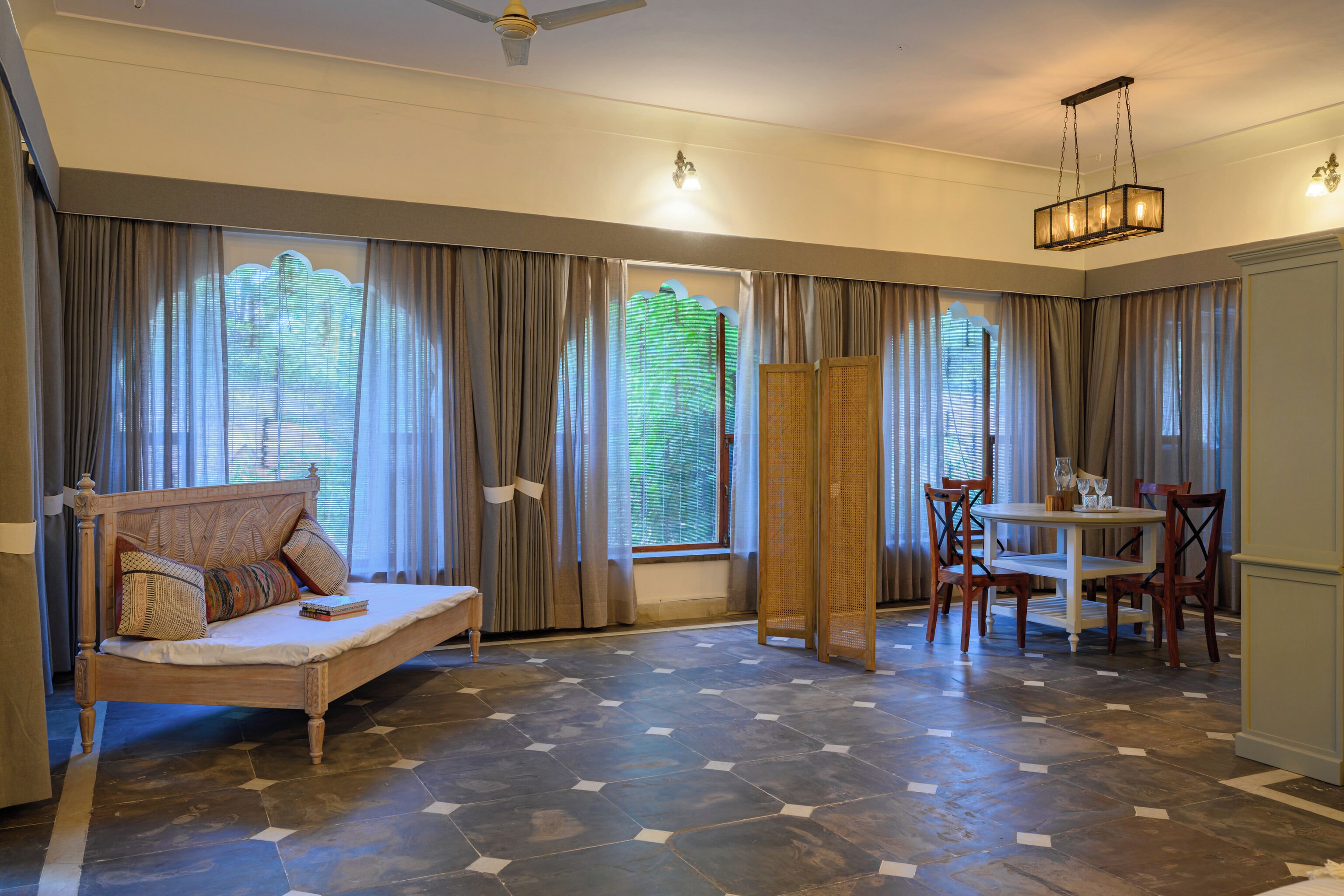 Suite de lujo, vista a la alberca | Cortinas blackout, tabla de planchar con plancha y wifi gratis 