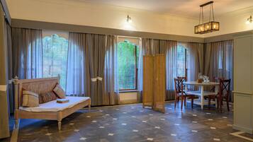 Suite de lujo, vista a la alberca | Cortinas blackout, tabla de planchar con plancha y wifi gratis