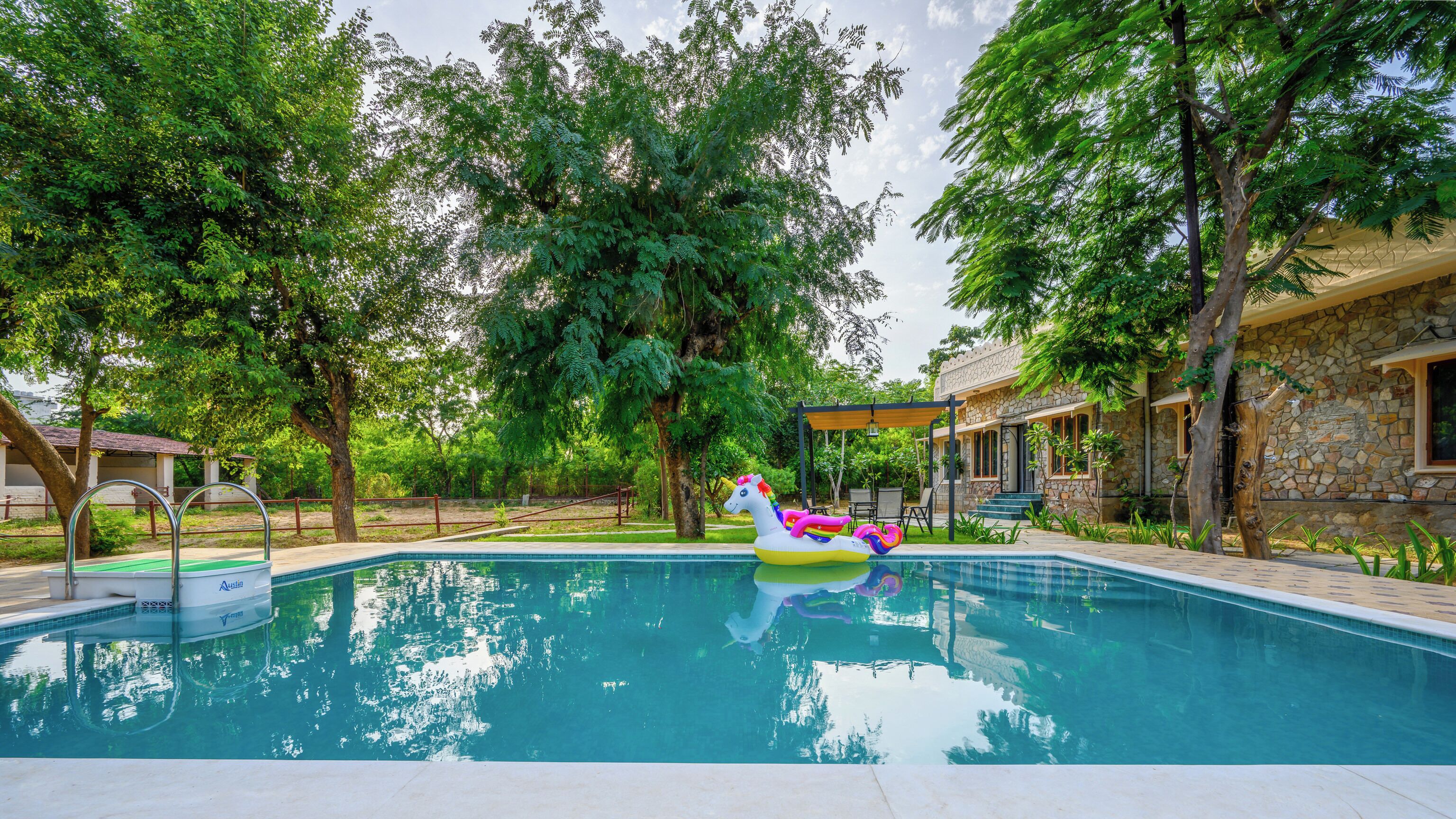 Luxury Suite, Pool View | Blackout drapes, iron/ironing board, free WiFi