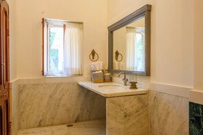 Langsir/tirai gelap terus, seterika/papan seterika, Wi-fi percuma 