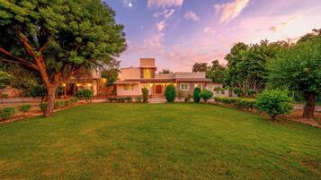 Fachada de la propiedad por la tarde o noche