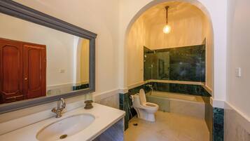 Classic-sviitti, näköala uima-altaalle | Kylpyhuone | Hiustenkuivaaja, pyyhkeet, saippua, sampoo