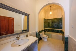 Suite Klasik, pemandangan kolam renang | Kamar mandi | Pengering rambut, handuk, sabun, dan sampo