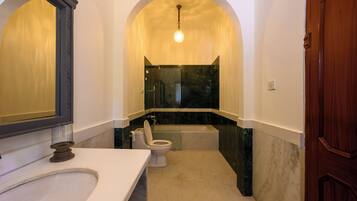 Kamar Double Superior | Kamar mandi | Pengering rambut, handuk, sabun, dan sampo