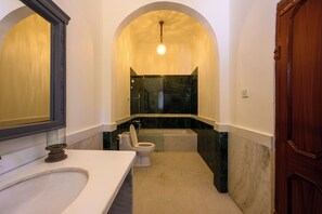 Habitación doble superior | Baño | Secadora de cabello, toallas, jabón, shampoo 