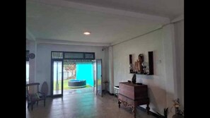 Stórt einbýlishús - 3 svefnherbergi - reykherbergi - einkasundlaug | Stofa | Bækur