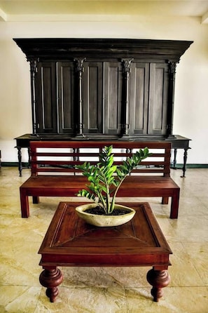 Books - Villa Camellia Garland (Madampagama)