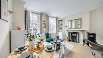 Căn hộ trung tâm thành phố, 1 giường đôi và sofa giường, không hút thuốc | Khu vực ăn uống tại phòng