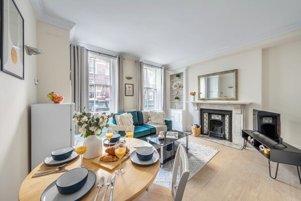 City Apartment, 1 Double Bed with Sofa bed, Non Smoking | In-room dining