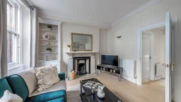 Căn hộ trung tâm thành phố, 1 giường đôi và sofa giường, không hút thuốc | Khu phòng khách | Smart TV 40-inch có truyền hình vệ tinh