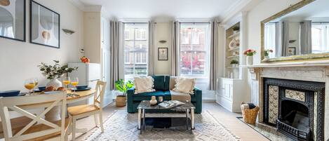 City appartement, 1 tweepersoonsbed met slaapbank, niet-roken | Woonruimte | Een 40-inch smart-tv met satellietzenders