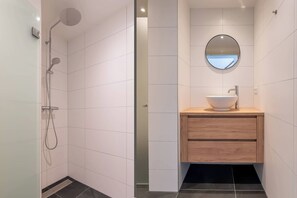 淋浴设施、吹风机、毛巾