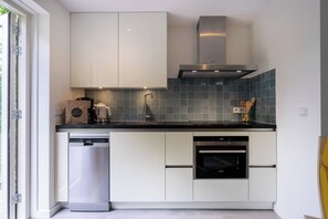 雪櫃、微波爐、焗爐、爐具