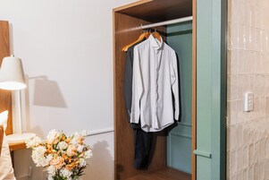 Quarto casal standard | Frigobar, cofres nos quartos, ferros/tábuas de passar roupa