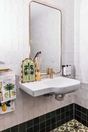 تجهيزات دش، مستلزمات مجانية للعناية الشخصية، خف للقدمين، مناشف