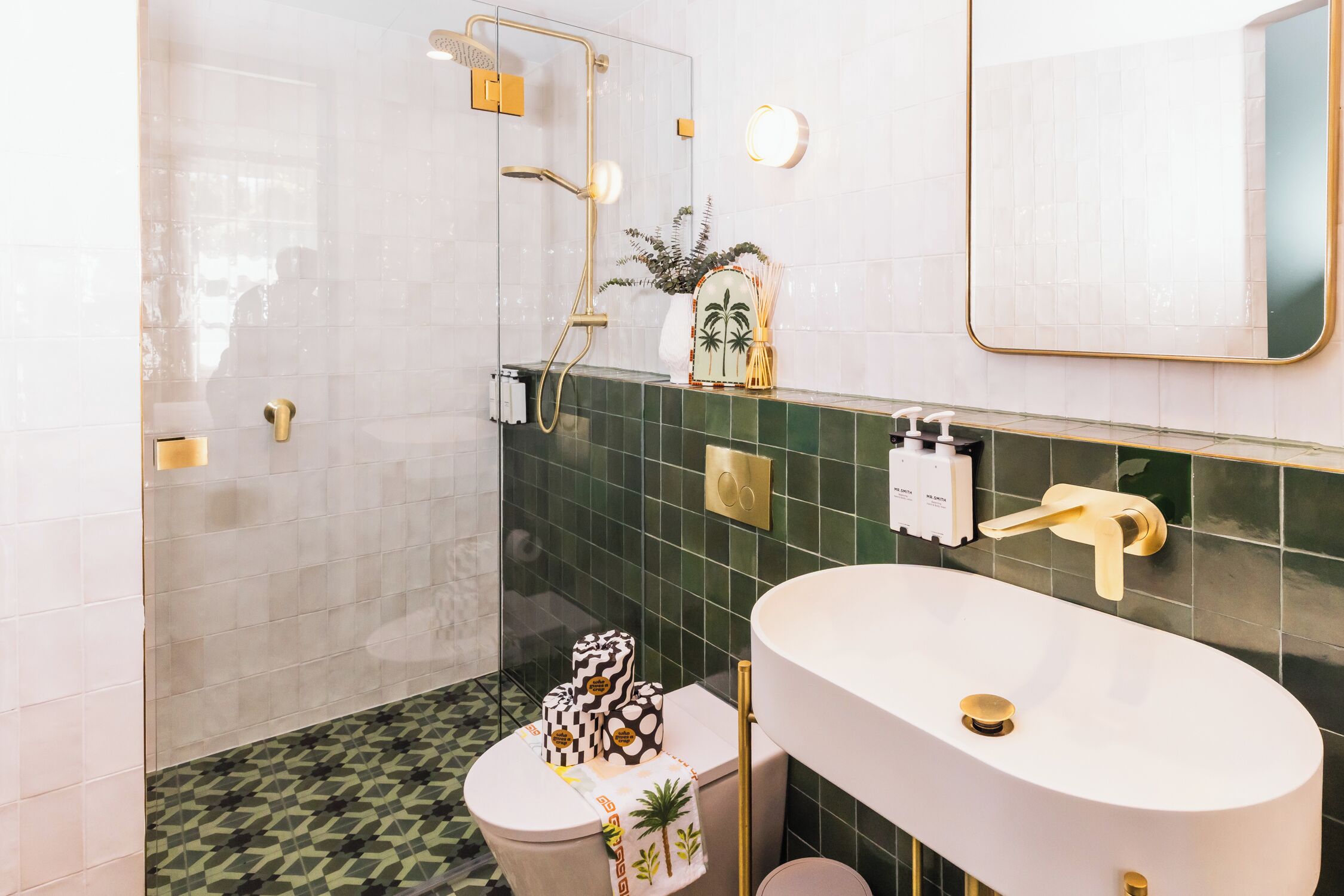 Kurrajong Suite with Free Wifi | Bathroom | Shower, rainfall showerhead, free toiletries, hair dryer