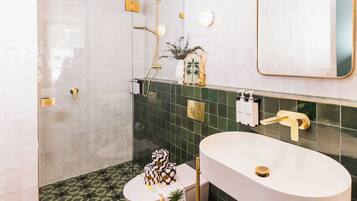Kurrajong Suite with Free Wifi | Bathroom | Shower, rainfall showerhead, free toiletries, hair dryer