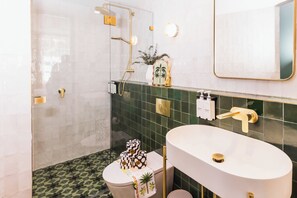 Kurrajong Suite with Free Wifi | Bathroom - Kurrajong Hotel Sydney (Erskineville)