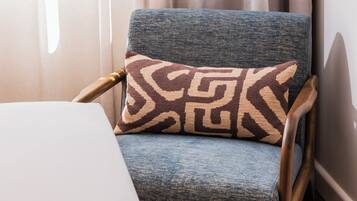 Habitación estándar | Minibar, caja de seguridad en la habitación y escritorio