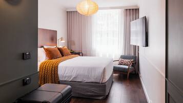 Suite | In-room safe, desk, laptop workspace, iron/ironing board