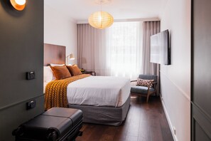 خزنة داخل الغرفة ومكتب ومساحة عمل للكمبيوتر المحمول ومكواة/لوح كي