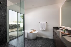 Shower, hair dryer, towels - Carbon @ Elemento49 - Pool & Spa - Sleeps 16 (Indio)