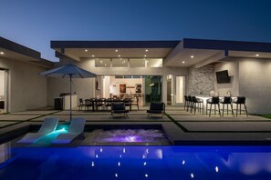 A heated pool - Neon @ Elemento49 - Pool & Spa - Sleeps 16 (Indio)