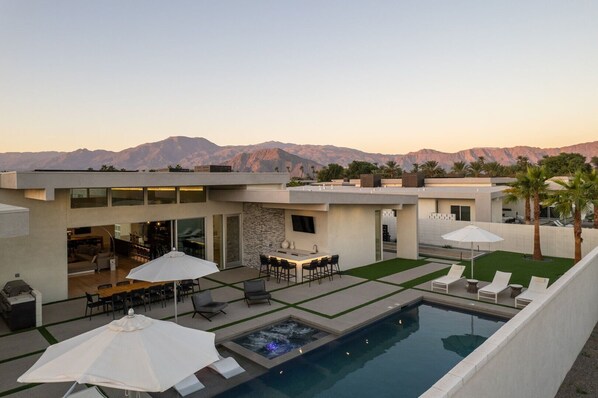 A heated pool - Neon @ Elemento49 - Pool & Spa - Sleeps 16 (Indio)