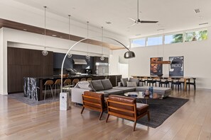 TV connectée, cheminée, écrans d'ordinateur