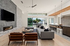 Smart-TV, Kamin, Computerbildschirme