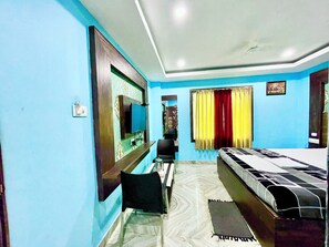 Premium bedding, desk, laptop workspace, soundproofing - Hotel President Inn -near Temple & Beach (Puri)