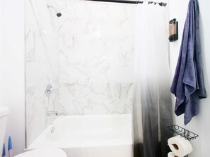 Secadora de cabello, toallas, jabón, papel de baño 