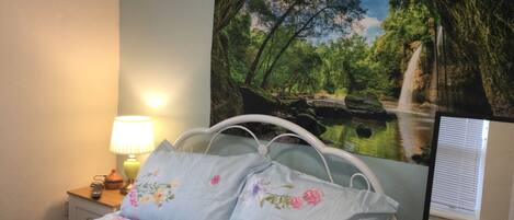 3 عدّة غرف نوم وخزنة داخل الغرفة ومكتب ومكواة/لوح كي