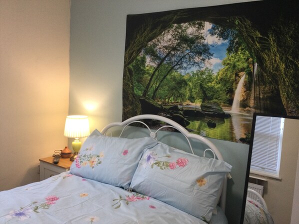 3 sovrum, värdeförvaringsskåp på rummet och skrivbord