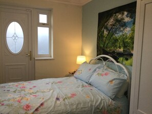 3 habitaciones, caja de seguridad en la habitación y escritorio 