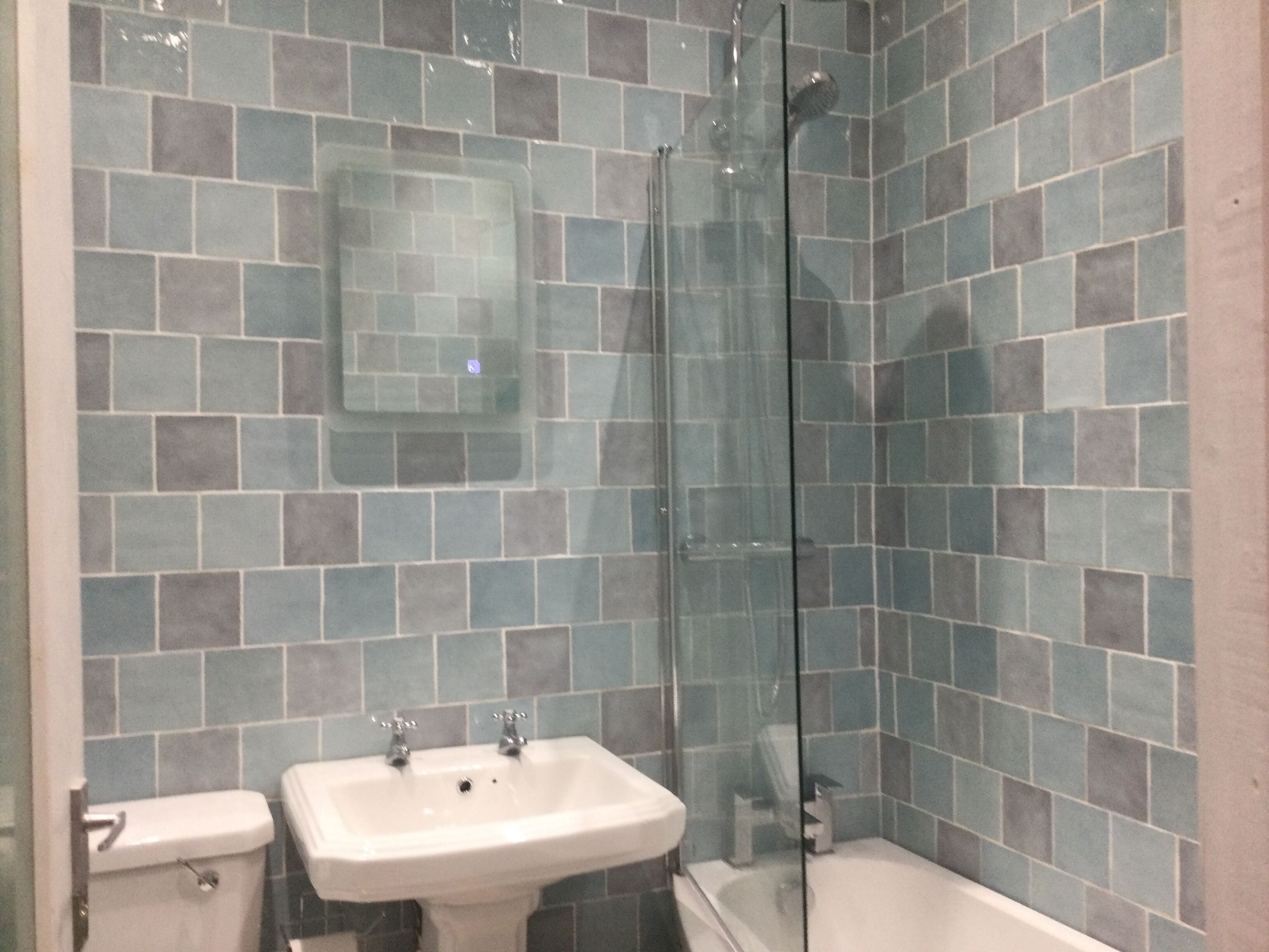 Secadora de cabello, toallas, jabón, shampoo 