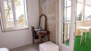 Deluxe Suite, Balcony, Garden View | Interior