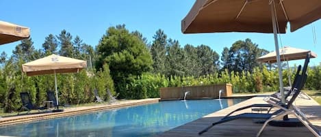 Alberca al aire libre por temporada y sombrillas en la alberca