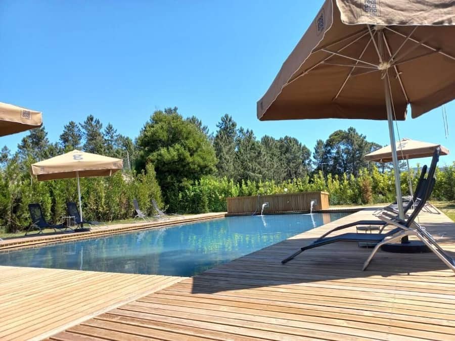 Piscina externa sazonal, guarda-sóis, espreguiçadeiras