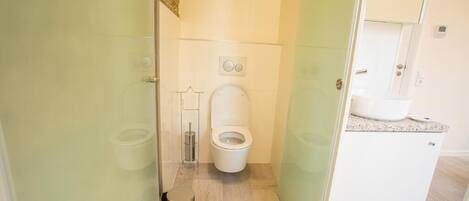 Deluxe Suite, Garden View | Bathroom