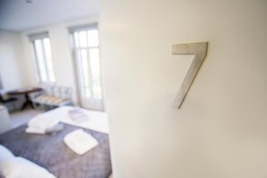 Deluxe Suite, Balcony, Garden View | Interior