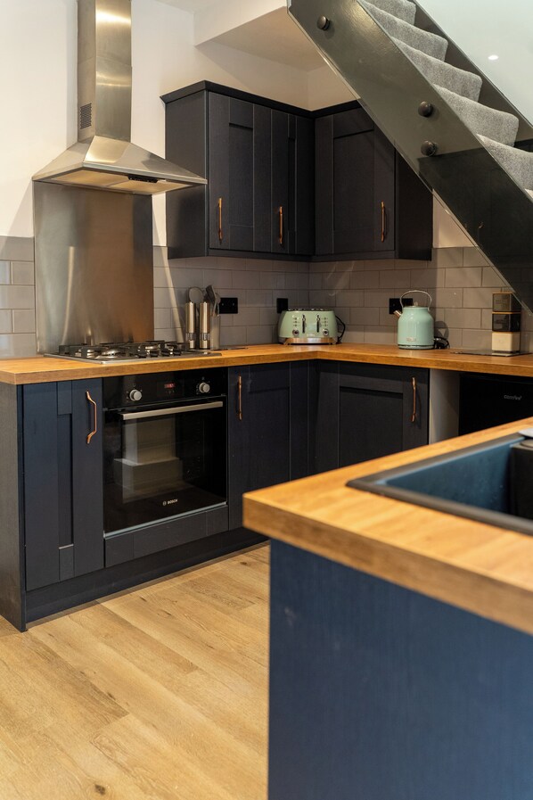 Een koelkast, een microgolfoven, een oven, een kookplaat