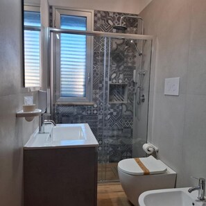 Apartamento, vários quartos, sacada, vista para o jardim | Banheiro