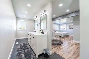 4 habitaciones, tabla de planchar con plancha, wifi y ropa de cama 