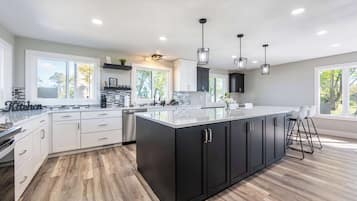 KylskÄp, mikrovÄgsugn, ugn och spishÀll