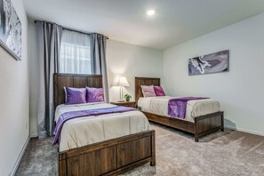 4 soverom, skrivebord, strykejern/-brett og reiseseng for barn